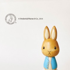 ピーターラビット こけし  【 卯三郎こけし 】 プレゼント ギフト 雑貨 おうち時間 暮らし stayhome 癒し インテリア 木製 日本製 伝統工芸品 父の日 贈り物 置物 グッズ 手作り 雑貨 手創り ハンドメイド 手造り コラボ 絵本 映画 コラボレーション 卯三郎こけし