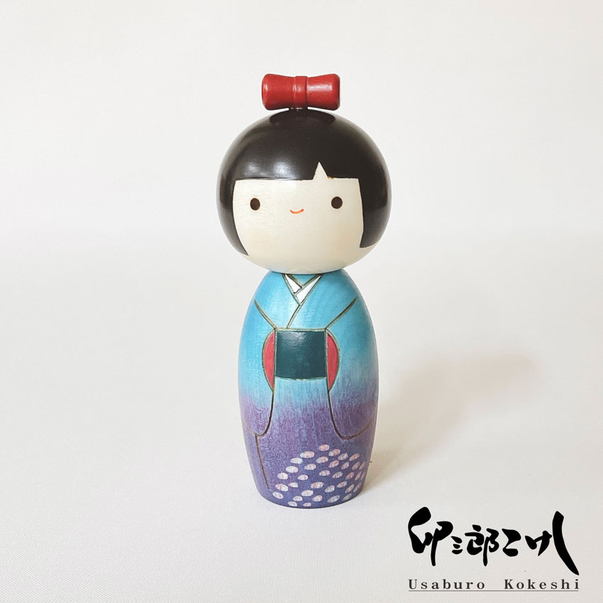 あじさい童 こけし  【 卯三郎こけし 】 プレゼント ギフト かわいい おうち時間 暮らし stayhome 癒し インテリア 木製 日本製 伝統工芸 母の日 贈り物 置物 グッズ 手作り 雑貨 手創り ハンドメイド 手造り リボン  あじさい フィギュア お土産 民芸品 工芸 made in Japan