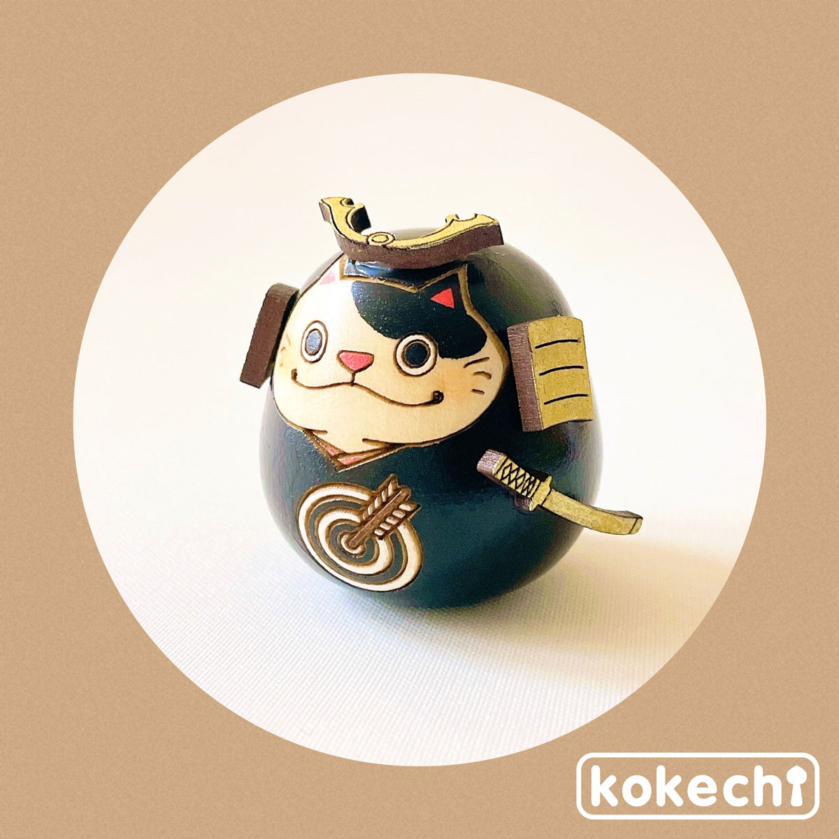 ねこ 武者 【 的矢 】 太鼓 単品 五月人形 コンパクト おしゃれ モダン 鯉のぼり こいのぼり kokechi 端午の節句 [ 卯三郎の孫 ] 5月人形 武者人形 小さい ギフト こどもの日 初節句 お祝い おくりもの 子供の日 こどもの日 猫 ネコ 大当たり 伝統 模様 兜 カブト