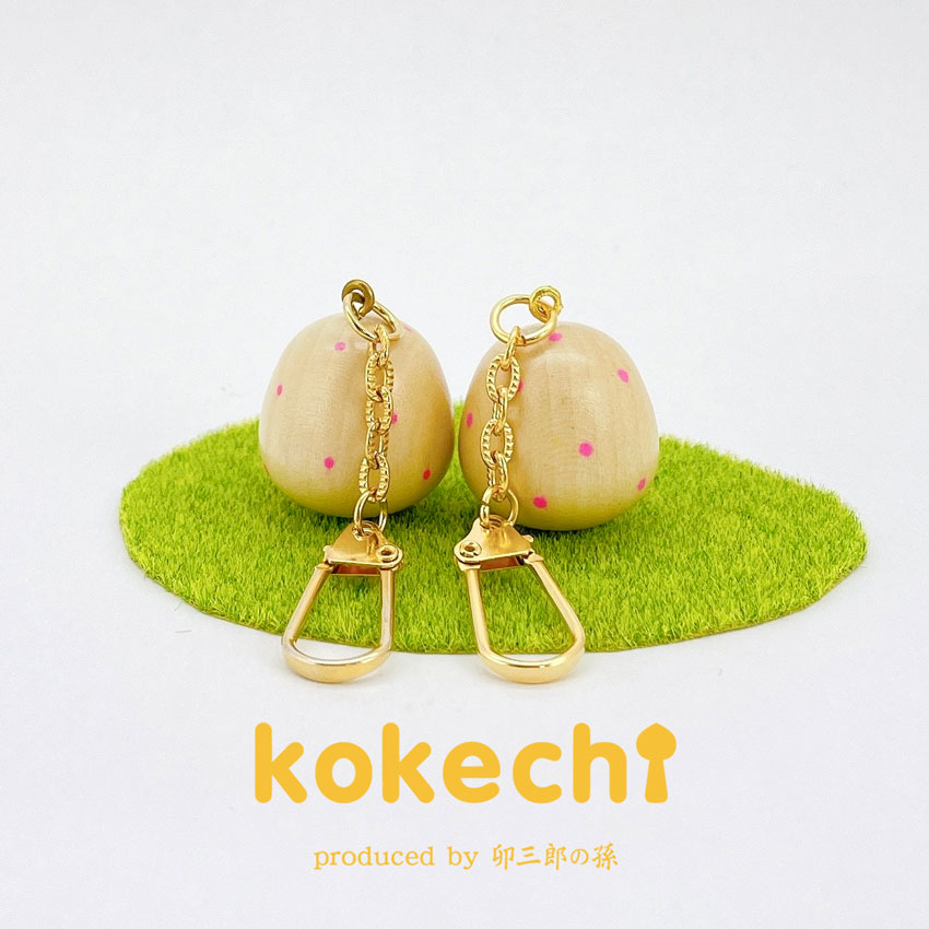 イニシャル キーホルダー ピンク 【 kokechi 】 お名前 誕生日 プレゼント ギフト かわいい おうち時間　願い　暮らし stayhome 癒し インテリア 木製 日本製 伝統工芸品　贈り物 置物 グッズ こけし ウッドバーニング 卵 北欧 たまご型 雑貨 ずきん 子供 人形 マトリョシカ