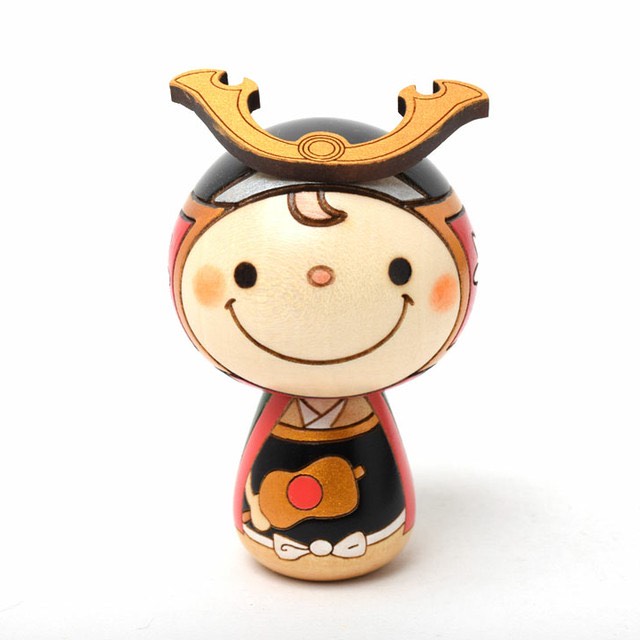 若武者 こけし 【 豪華 飾り台 フルセット】 端午の節句 五月人形 コンパクト おしゃれ 木製 5月人形 こどもの日 インテリア 兜 モダン 鎧兜 鎧飾り 子供大将 子供の日 プレゼント ギフト 日本製 伝統工芸品 おうち時間 願い 暮らし stayhome 癒し  置物 グッズ 贈り物