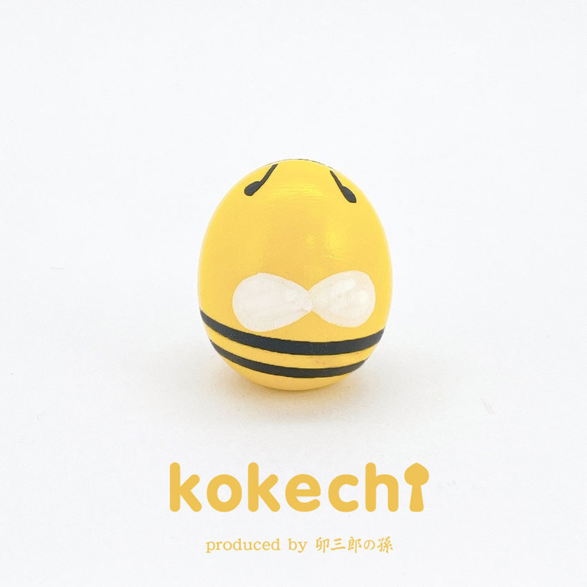 はち君 【 たまご こけし 】 プレゼント ギフト かわいい おうち時間　願い　暮らし stayhome 癒し インテリア 木製 日本製 伝統工芸品　贈り物 置物 グッズ こけし ウッドバーニング 卵 北欧 たまご型 雑貨 ずきん 子供 人形 マトリョシカ ミツバチ ハチ