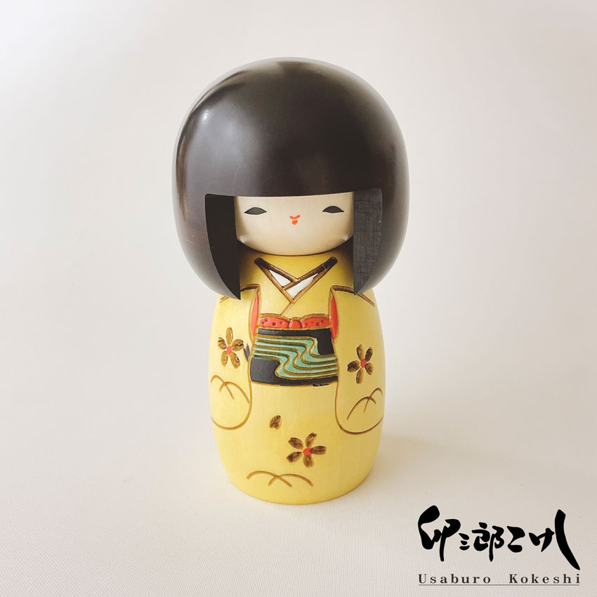 幼な子 黄 こけし  【 卯三郎こけし 】 プレゼント ギフト かわいい おうち時間 暮らし stayhome 癒し インテリア 木製 日本製 伝統工芸 母の日 贈り物 置物 グッズ 手作り 雑貨 手創り ハンドメイド 手造り リボン  あじさい フィギュア お土産 民芸品 工芸 made in Japan