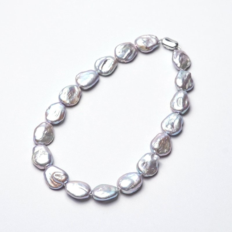 Vivienne(ヴィヴィエンヌ）　淡水パールプラチナグレーフラットバロックネックレス