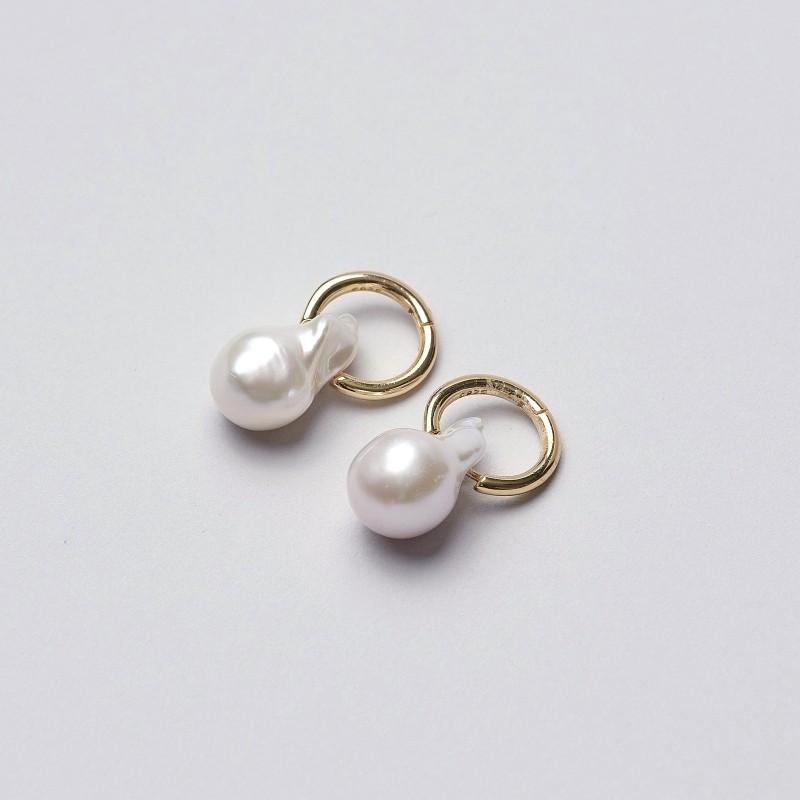 Lucy(ルーシー) 淡水パールホワイトオイスターシェイプピアス