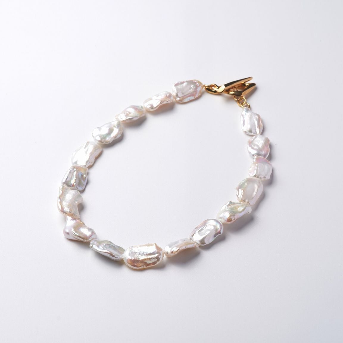 Byron(バイロン) 淡水パールホワイト・フラットバロックネックレス