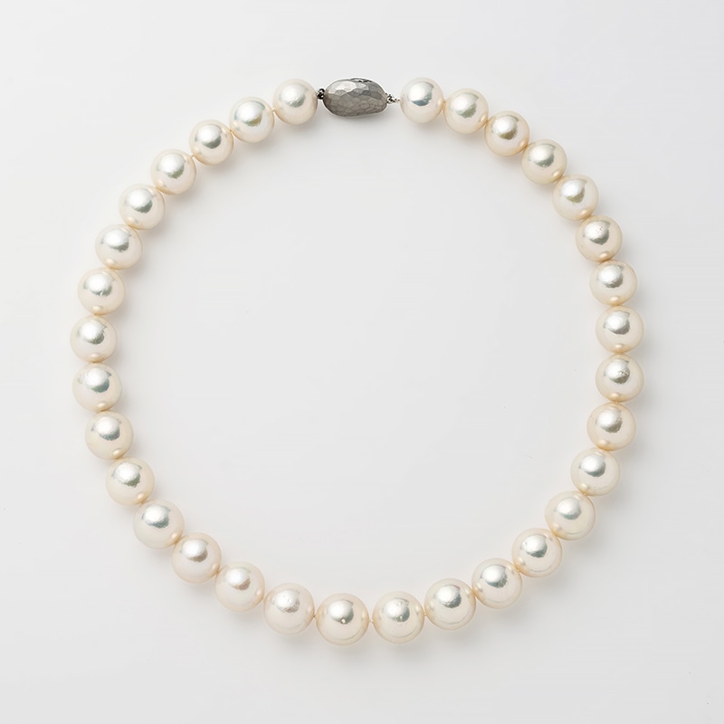 Elvina(エルヴィナ)　淡水パールホワイト大粒・セミラウンド最上質ネックレス
