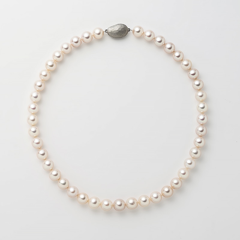Iris(イリス)　淡水パールホワイト・セミラウンド上質ネックレス