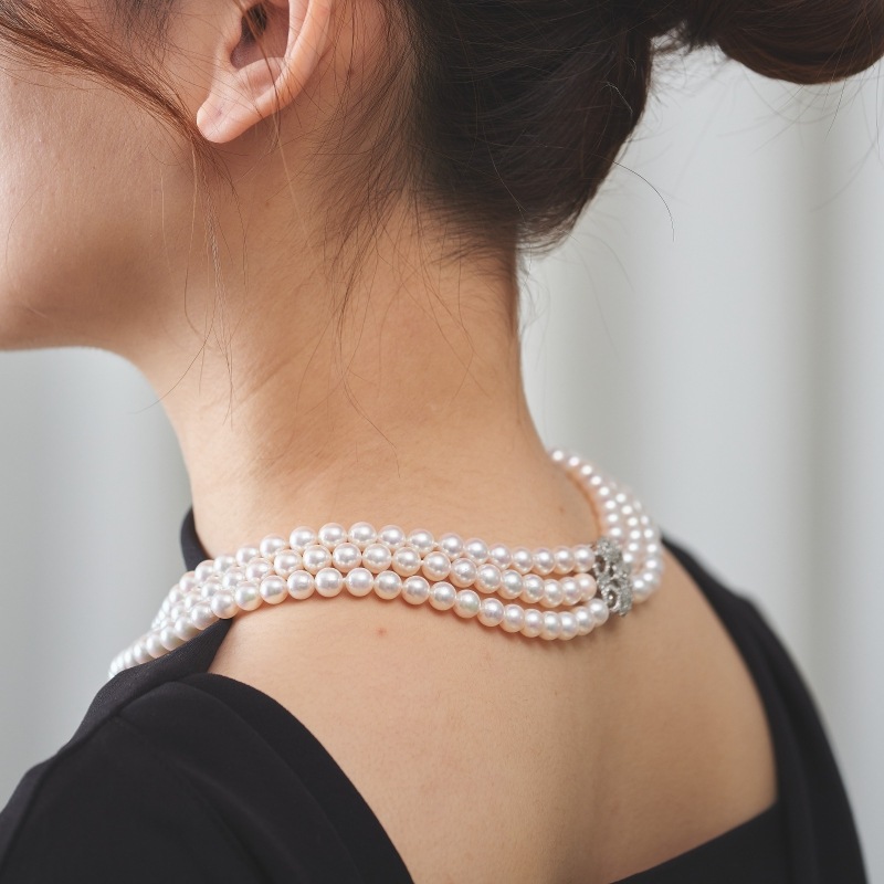 Elaria(エラリア）アコヤパールホワイトセミラウンド・上質３連ネックレス