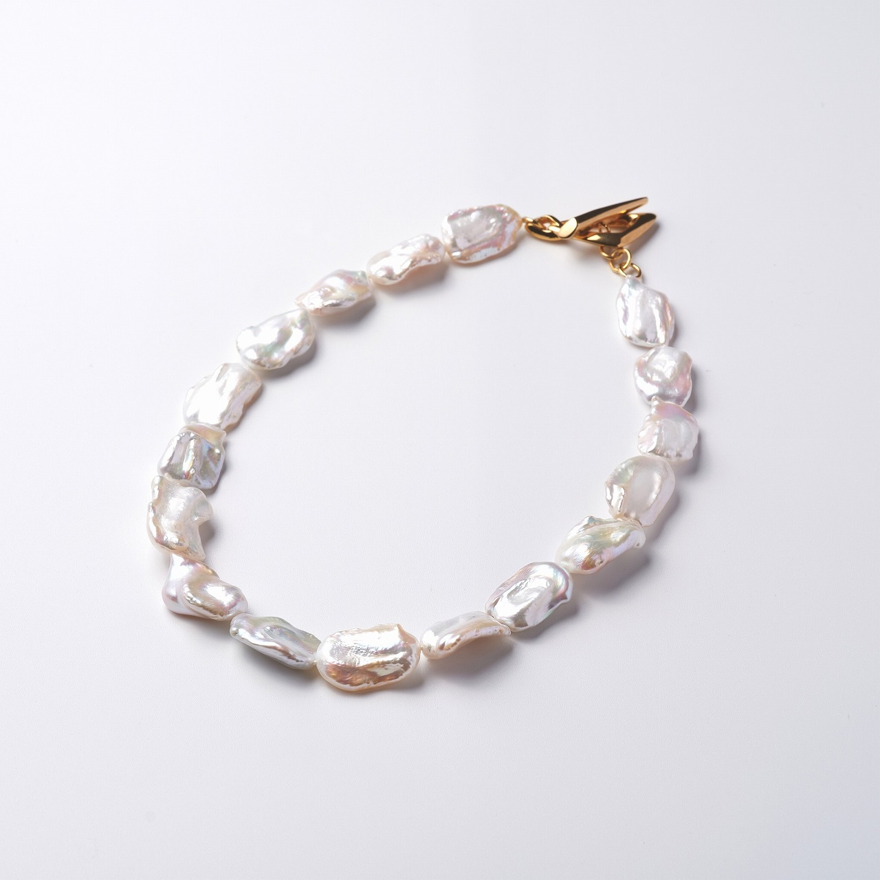 Byron(バイロン)　淡水パールホワイト・フラットバロックネックレス