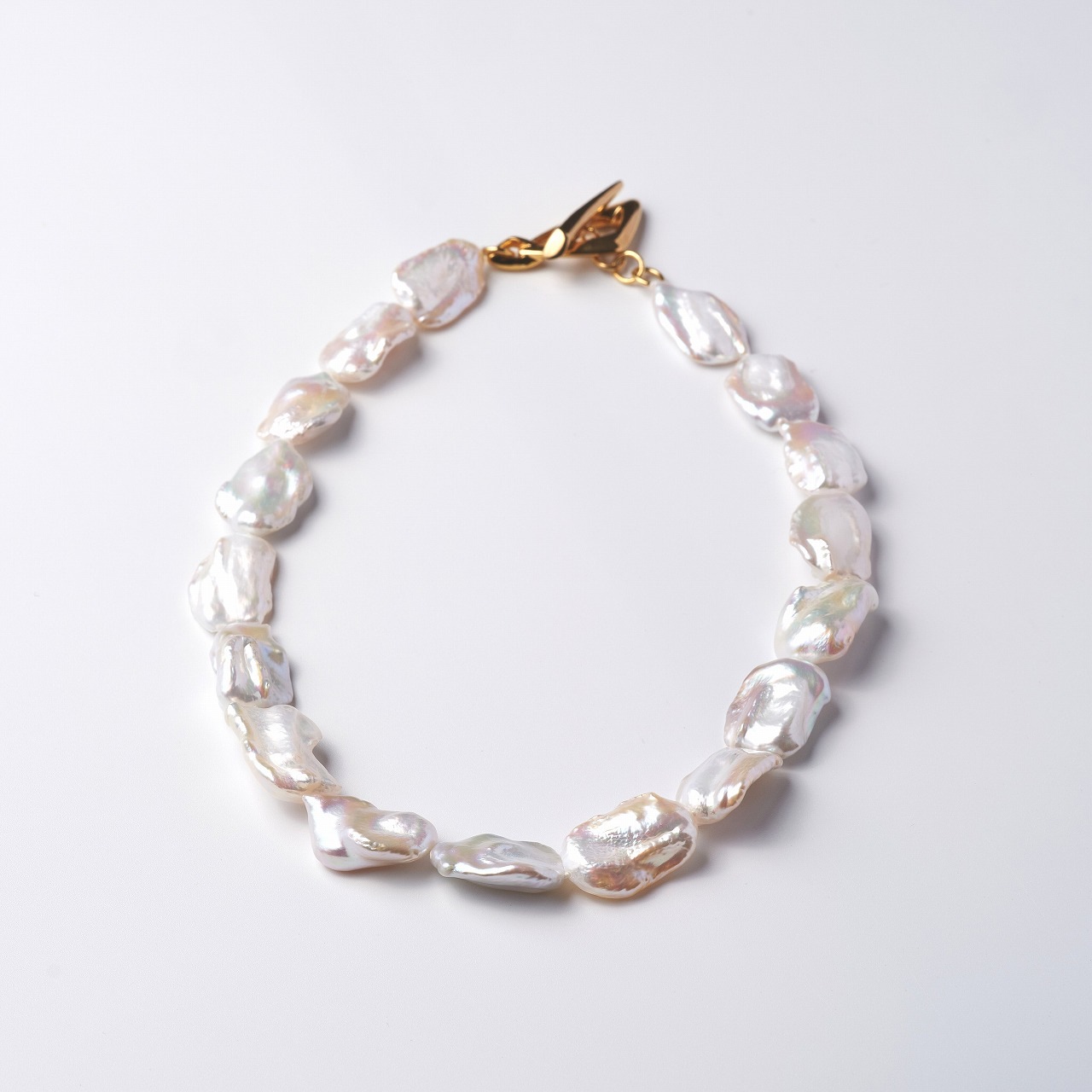 Byron(バイロン)　淡水パールホワイト・フラットバロックネックレス