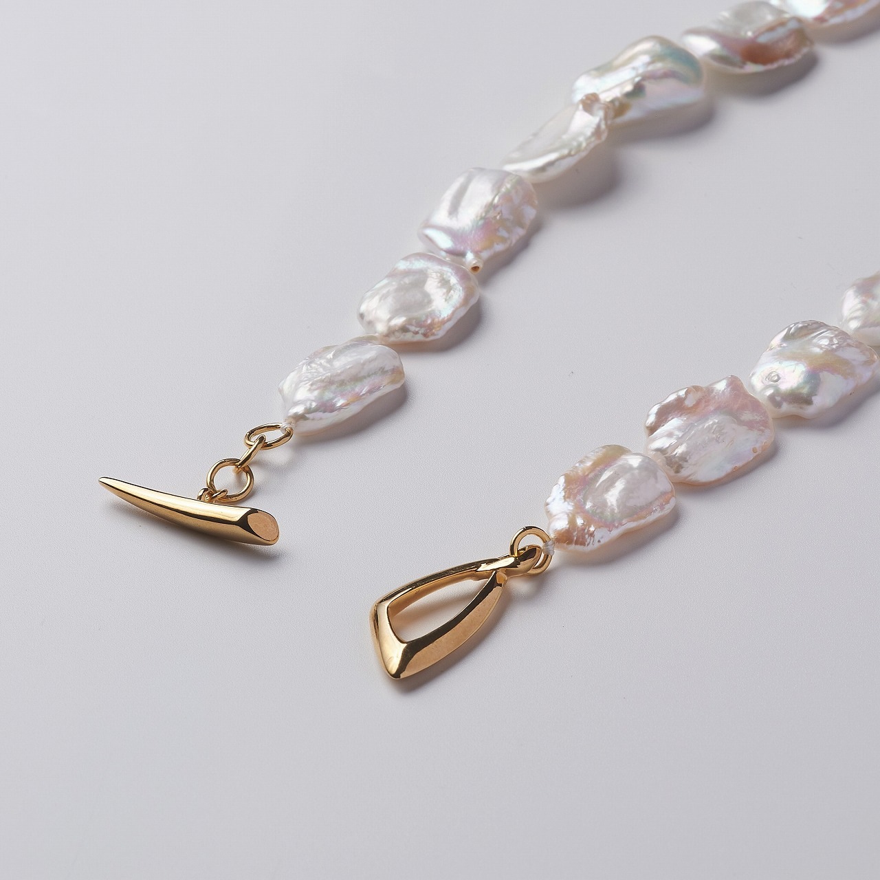 Byron(バイロン)　淡水パールホワイト・フラットバロックネックレス