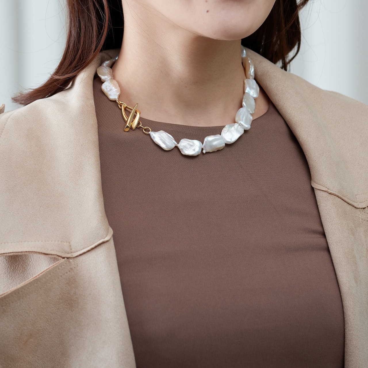 Byron(バイロン)　淡水パールホワイト・フラットバロックネックレス