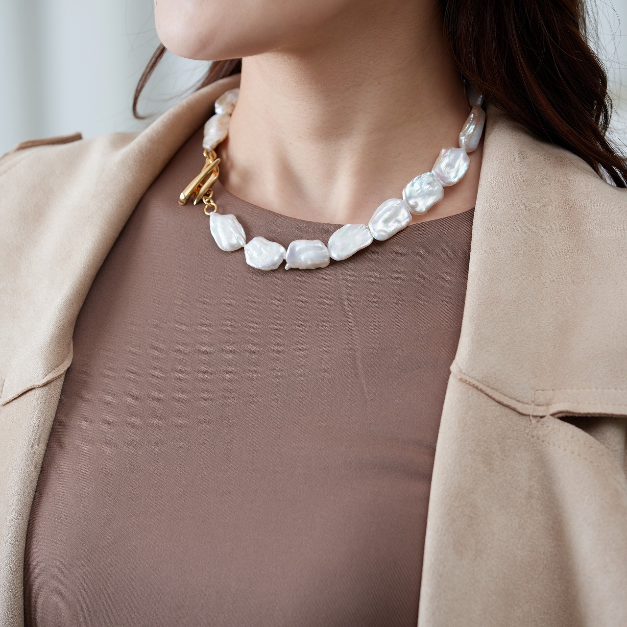 Byron(バイロン)　淡水パールホワイト・フラットバロックネックレス