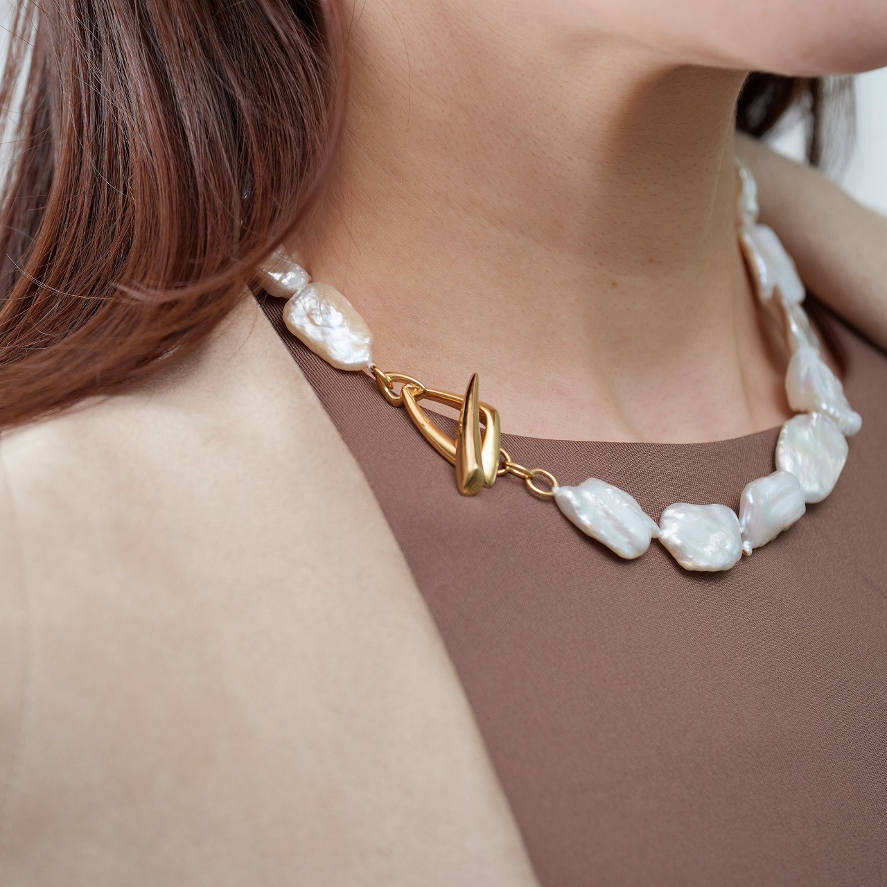 Byron(バイロン)　淡水パールホワイト・フラットバロックネックレス