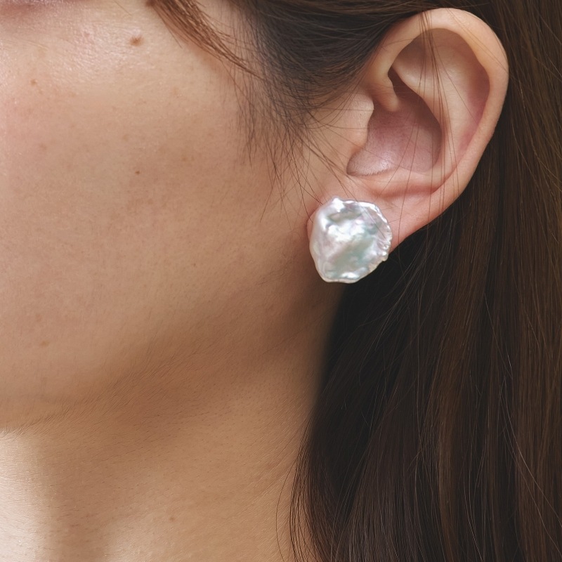 Geneva(ジューネバ)淡水パールナチュラルクリームカラー・大粒フラワーシェイプピアス