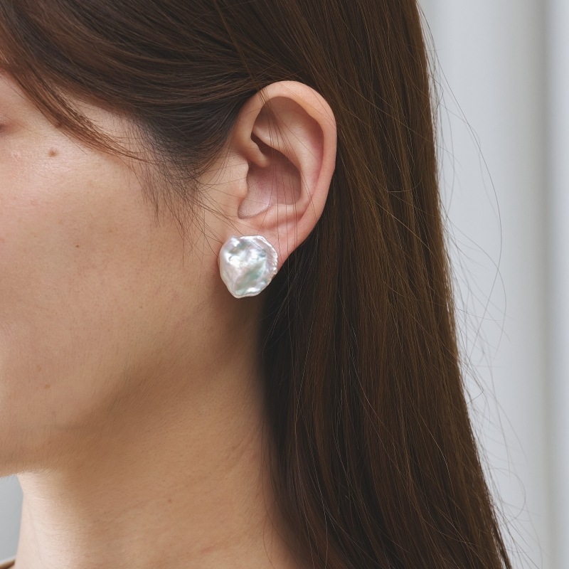 Geneva(ジューネバ)淡水パールナチュラルクリームカラー・大粒フラワーシェイプピアス