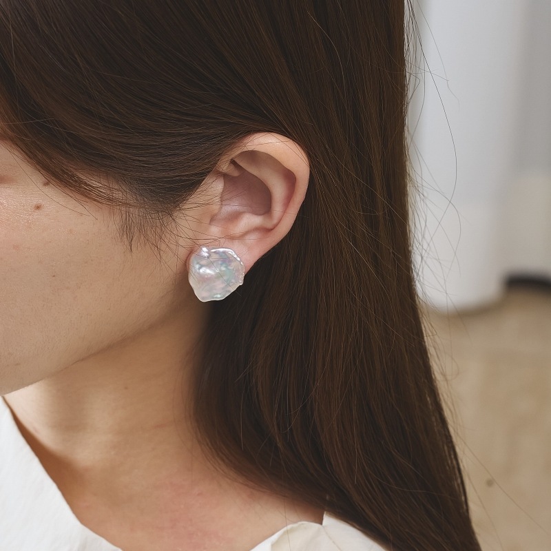 Geneva(ジューネバ)淡水パールナチュラルクリームカラー・大粒フラワーシェイプピアス