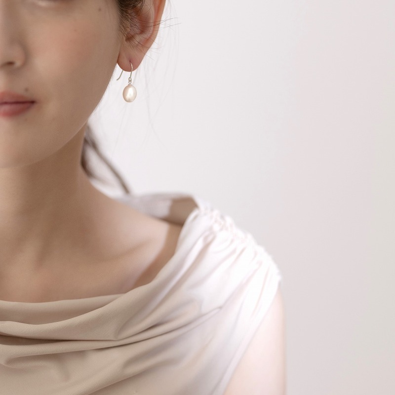 Privelina(プリヴェリーナ)　淡水パールホワイトライス型ピアス