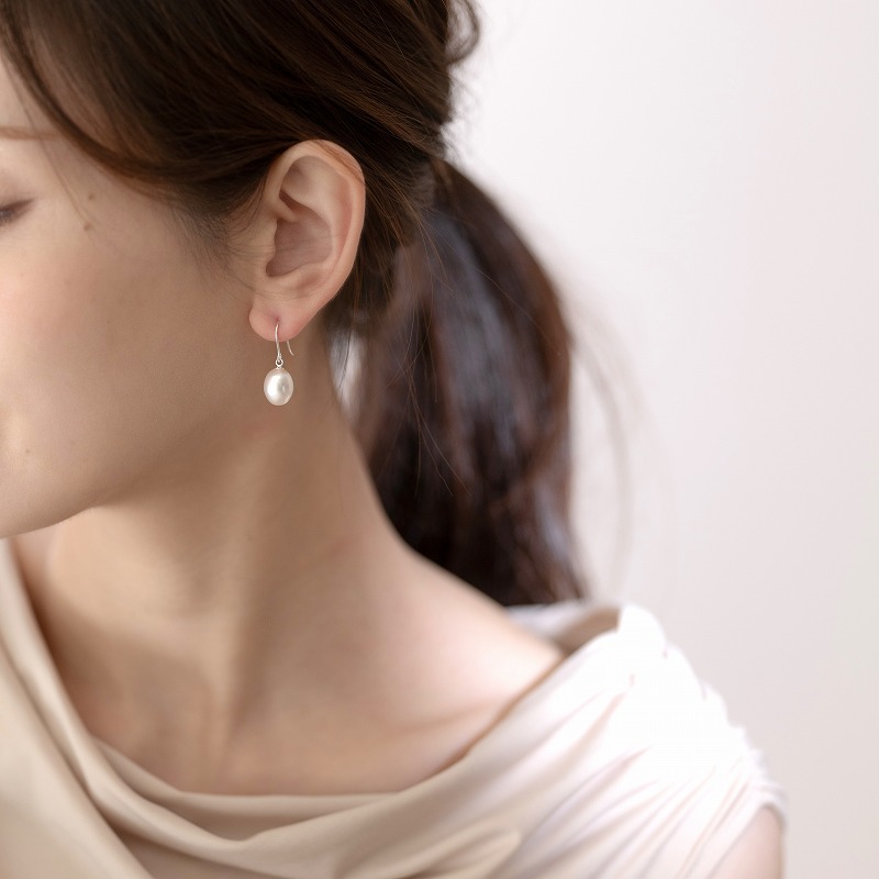 Privelina(プリヴェリーナ)　淡水パールホワイトライス型ピアス