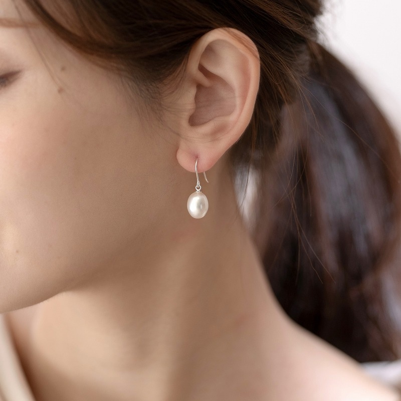 Privelina(プリヴェリーナ)　淡水パールホワイトライス型ピアス