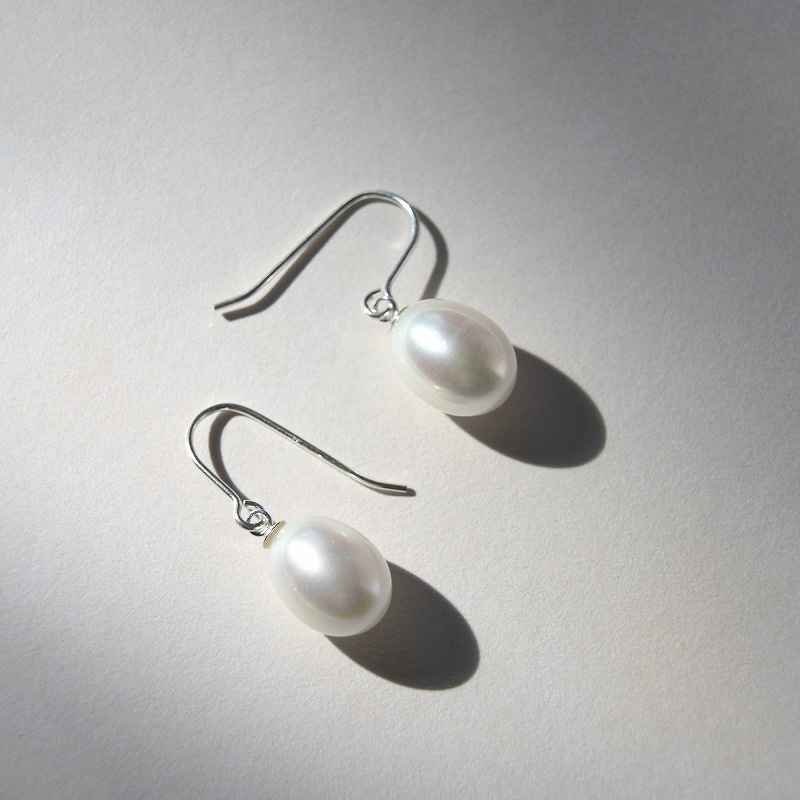 Privelina(プリヴェリーナ)　淡水パールホワイトライス型ピアス