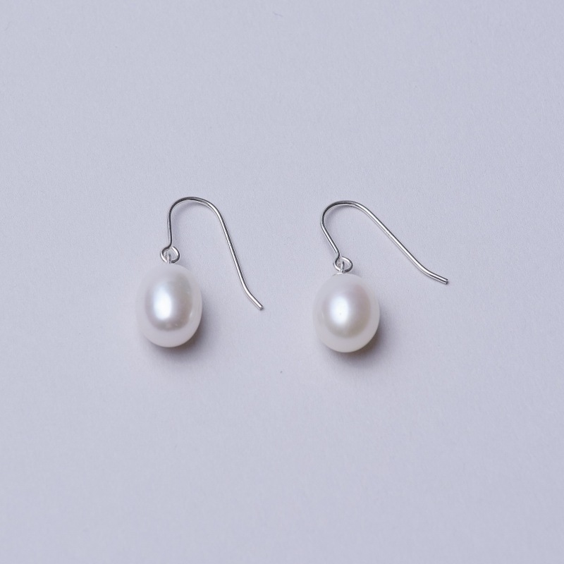 Privelina(プリヴェリーナ)　淡水パールホワイトライス型ピアス