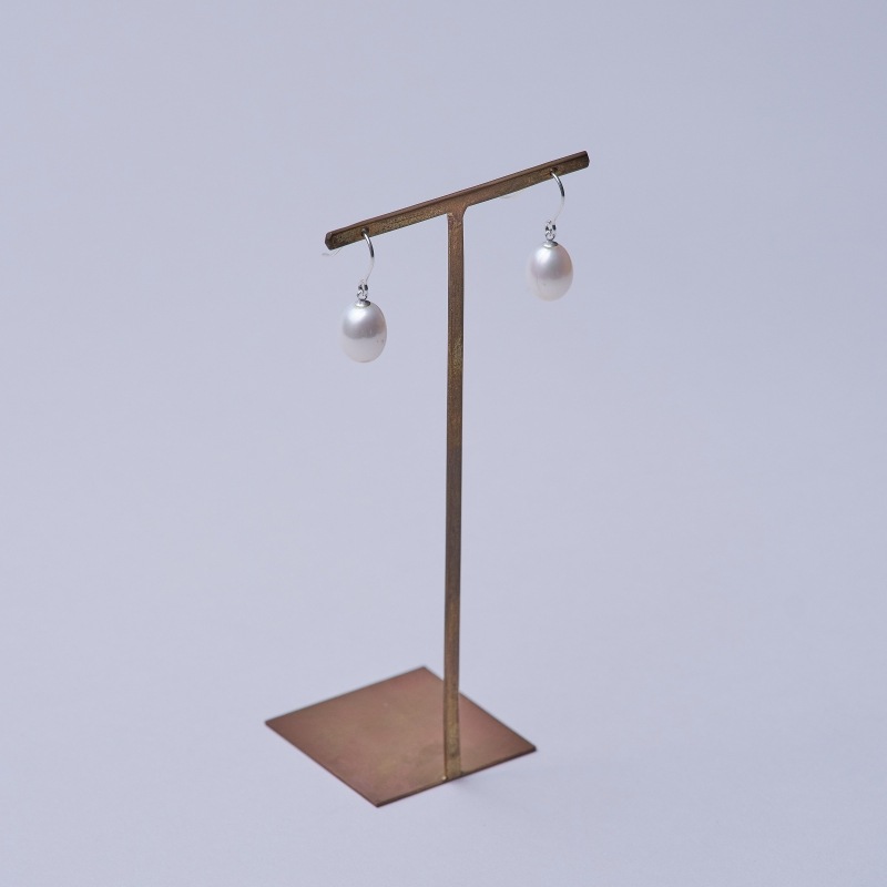 Privelina(プリヴェリーナ)　淡水パールホワイトライス型ピアス