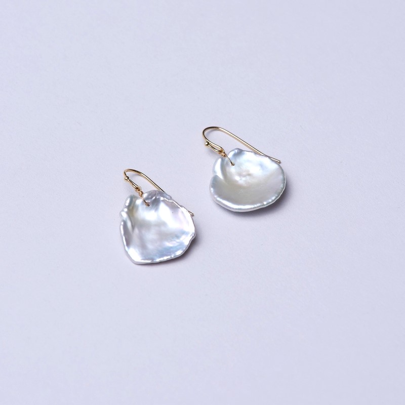 Lira(リラ) 淡水パールホワイトフラワーバロックピアス｜自由が丘