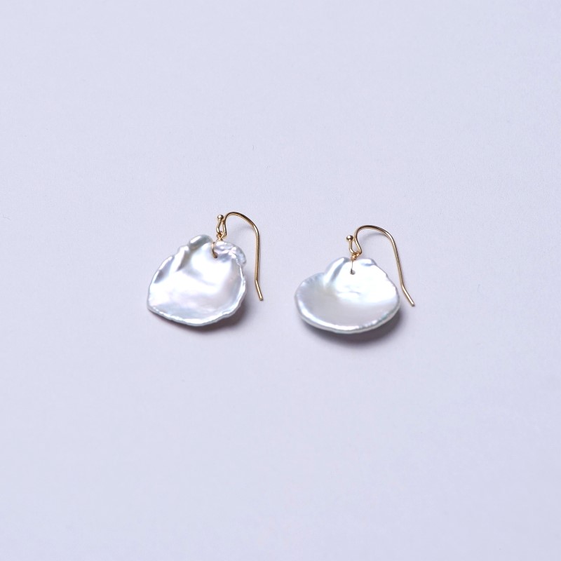 Lira(リラ) 淡水パールホワイトフラワーバロックピアス