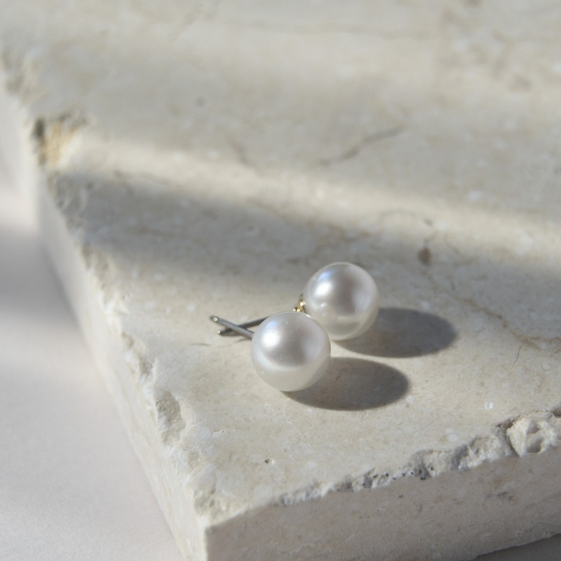 Delia(デリア)　南洋パールホワイト一粒ピアス
