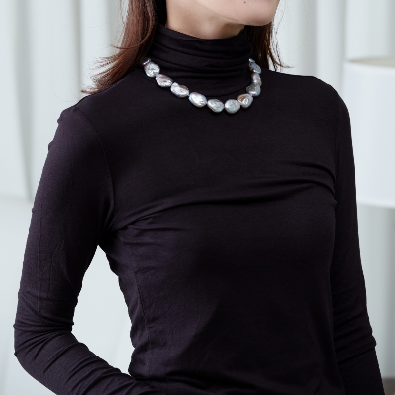 Vivienne(ヴィヴィエンヌ）　淡水パールプラチナグレーフラットバロックネックレス