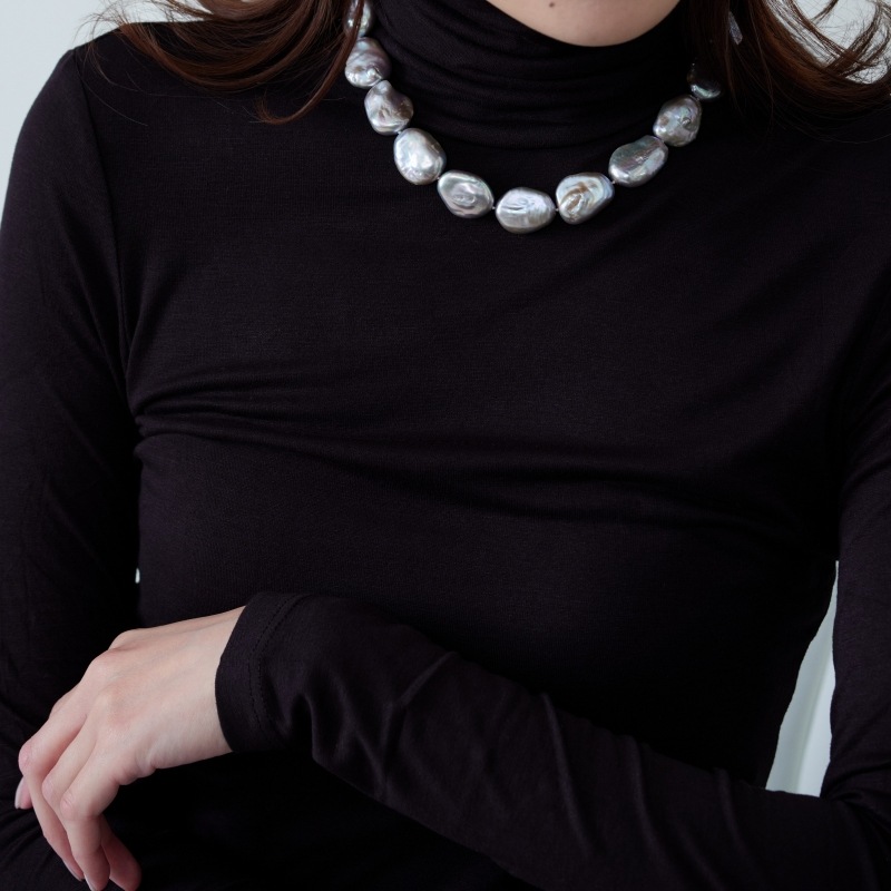 Vivienne(ヴィヴィエンヌ）　淡水パールプラチナグレーフラットバロックネックレス