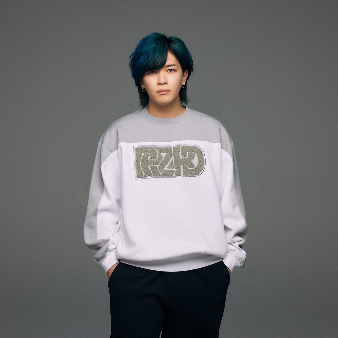 ReZARD】Chenille Embroidery Switched Sweat