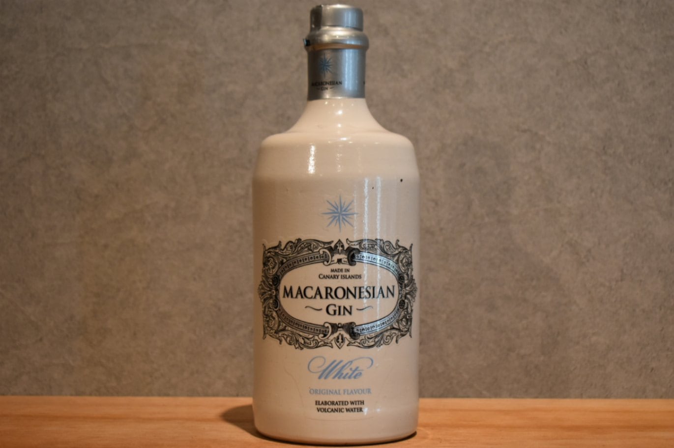 マカロネシアン ホワイトジン 正規品 40.0% 700ml|こみや酒店 マカロネシアン ホワイトジン 正規品 40.0% 700ml|こみや酒店