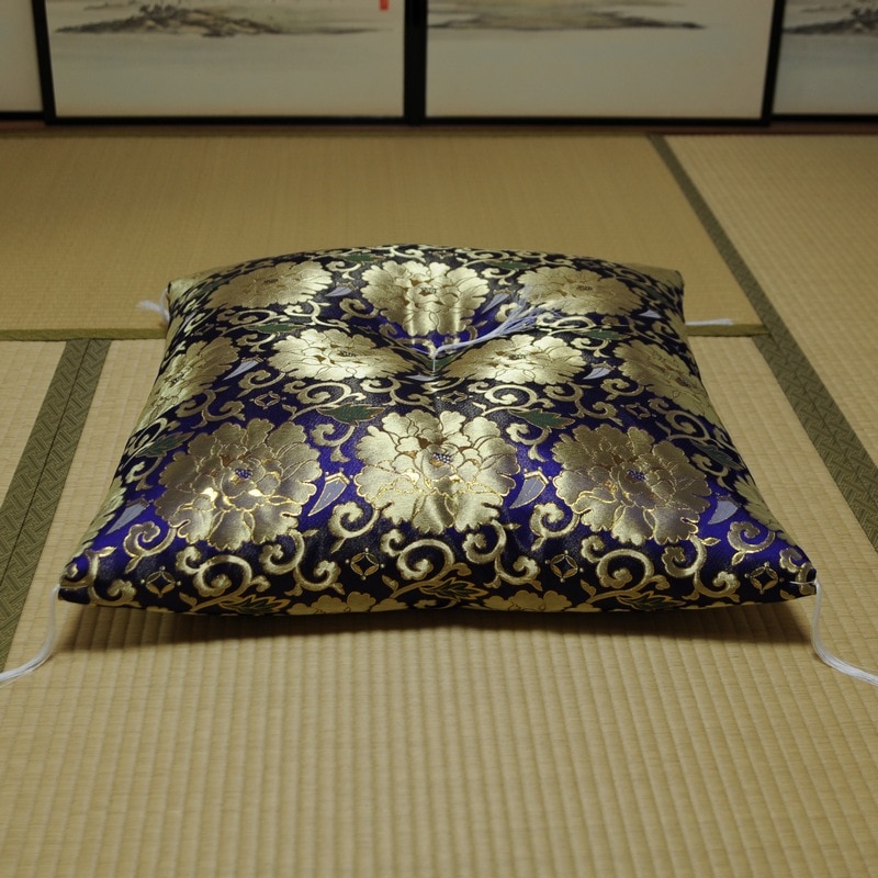 お買得　新品　法要お寺座布団　大判サイズ65㎝×69㎝　ざぶとん　紫　唐草模様 座布団カバー 65×69cm 唐草 日本製 4隅フサ付き ポリエステル