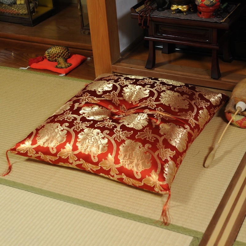 お買得　新品　法要お寺座布団　大判サイズ65㎝×69㎝　ざぶとん　紫　唐草模様 法要座布団 金襴 牡丹唐草(ラメ入り) 紫（大判サイズ68x72cm