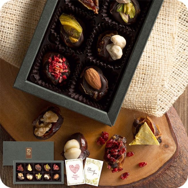 予約受付 バレンタイン限定 2026「チョコ in デーツ 10個」グルテンフリー 砂糖不使用  添加物不使用  ギルトフリー スイーツ デーツ チョコレート ナッツ ドライフルーツ ギフト 10種 プレゼント 冷蔵 贈り物 メッセージカード ヘルシー 手提げ袋 送料無料