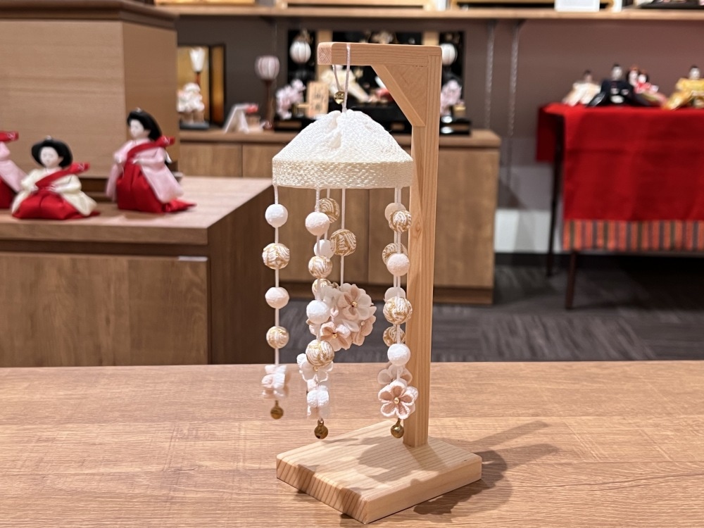 つるし飾り（大）<br>松寿つるし「小花（白×ベージュ）」<br>台付