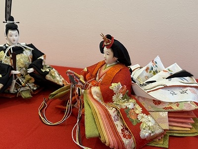 京木目込　京都　伝統工芸　手描　金彩刺繍　雛人形 最新作 小出松寿作十一番 金彩京刺繍 金駒「桜刺繍と熨斗目に梅」宝永