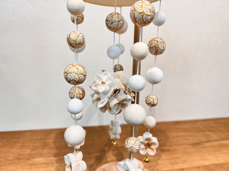 つるし飾り（大）<br>松寿つるし「小花（白×ベージュ）」<br>台付