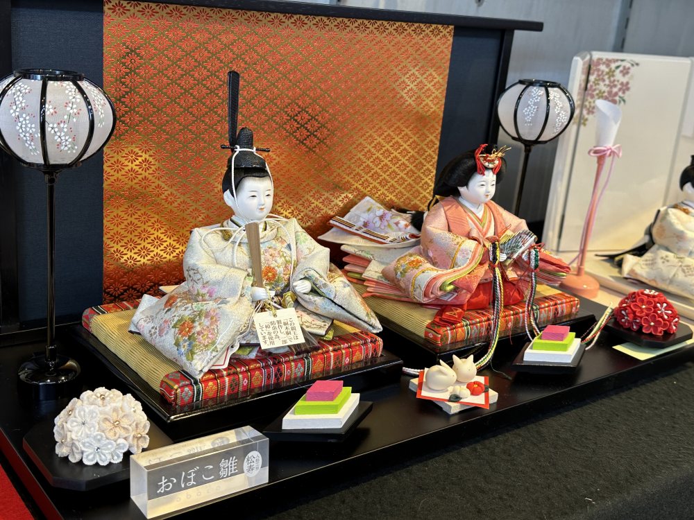 三寸<BR>おぼこ雛金彩京刺繍親王飾り