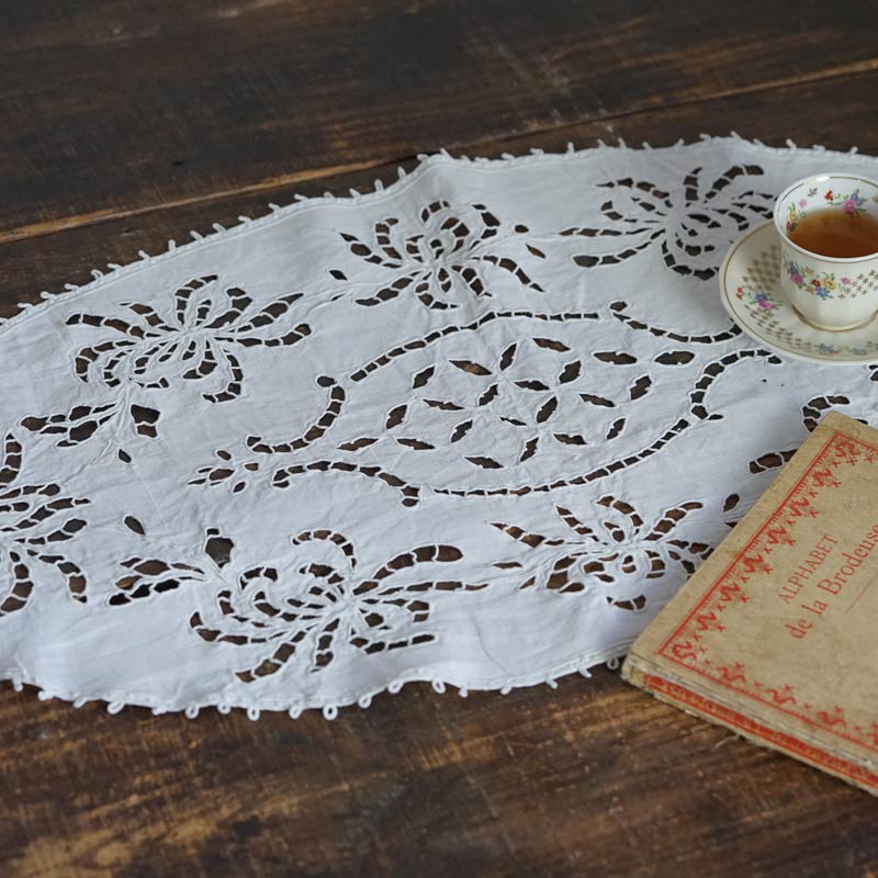 アンティークカットワーク刺繍のオーバルマット70×38cm ge-929の