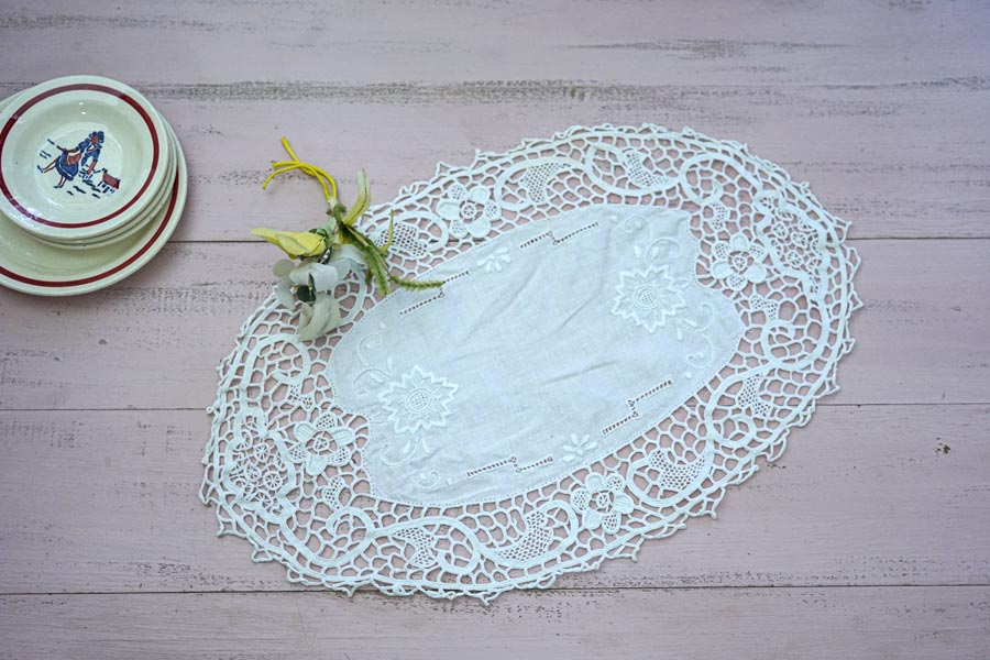 アンティークニードルレースホワイトワーク刺繍のオーバルマット
