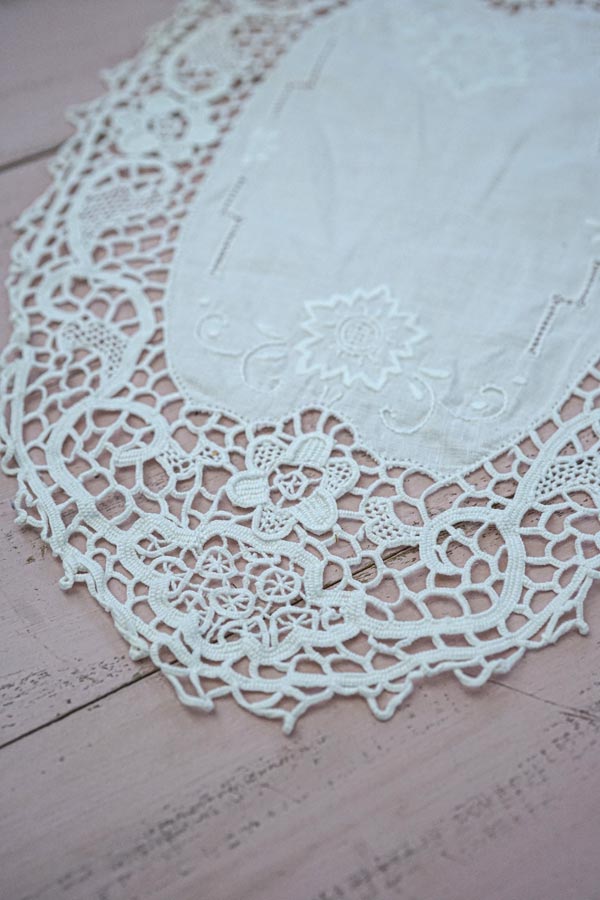 アンティークニードルレースホワイトワーク刺繍のオーバルマット