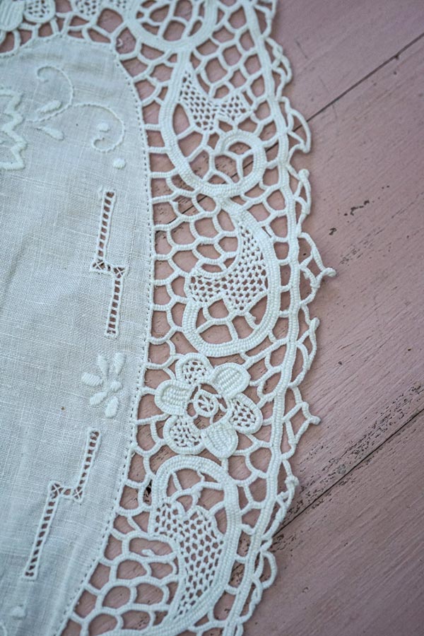 アンティーク ミラネーゼレースと花刺繍 ノルマンディーレース オーバルドイリー バラの刺繍 /ノルマンディーレースのテーブルセンター | Antique Chez