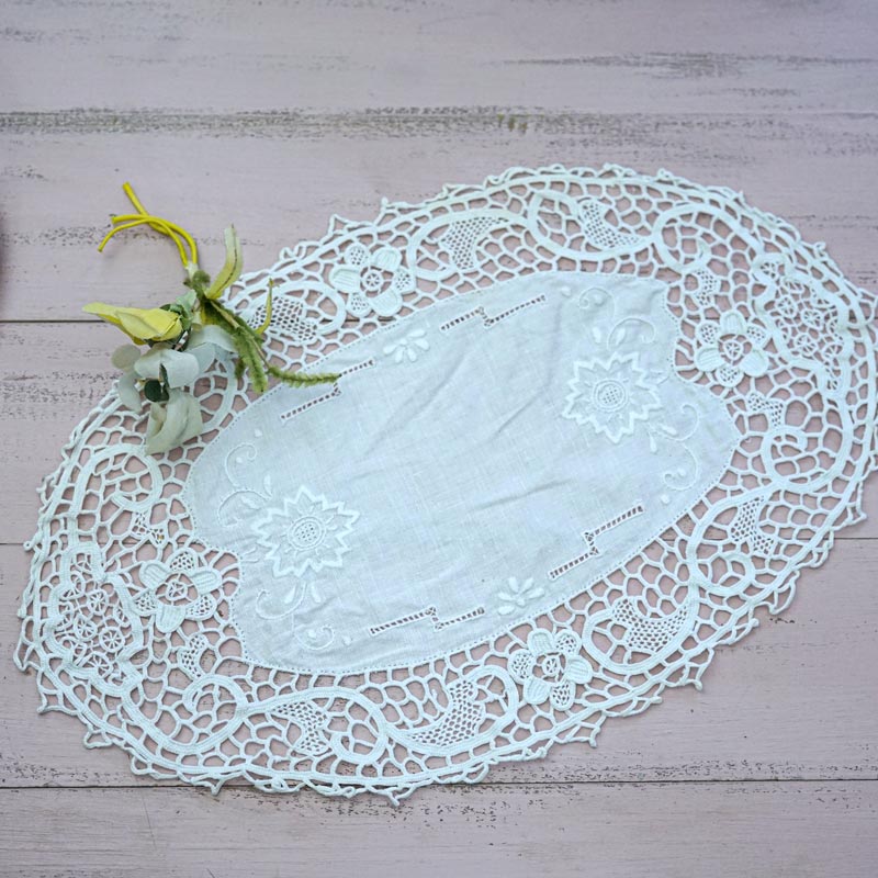 アンティークニードルレースホワイトワーク刺繍のオーバルマット
