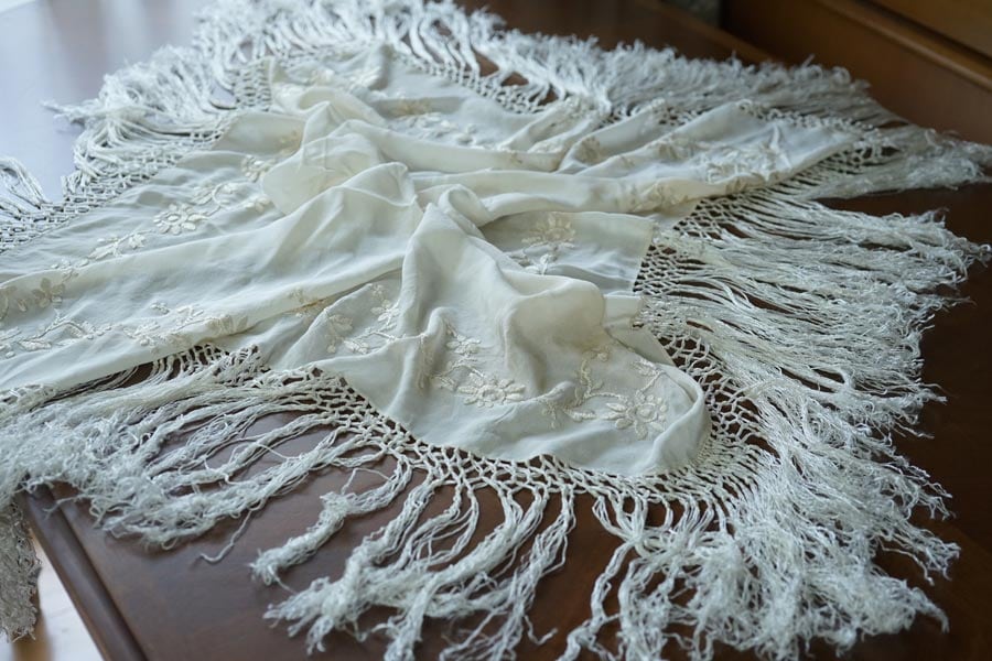 アンティークシルクデシンに手刺繍と美しい房が付いたショール
