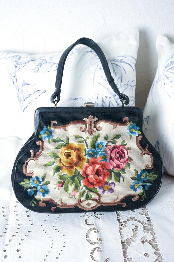 プチポワンバック　ニードルポイン 刺繍 アンティーク　モノクロ　ハンドバッグ プチポワンのハンドバッグ花籠♪ イギリスアンティーク