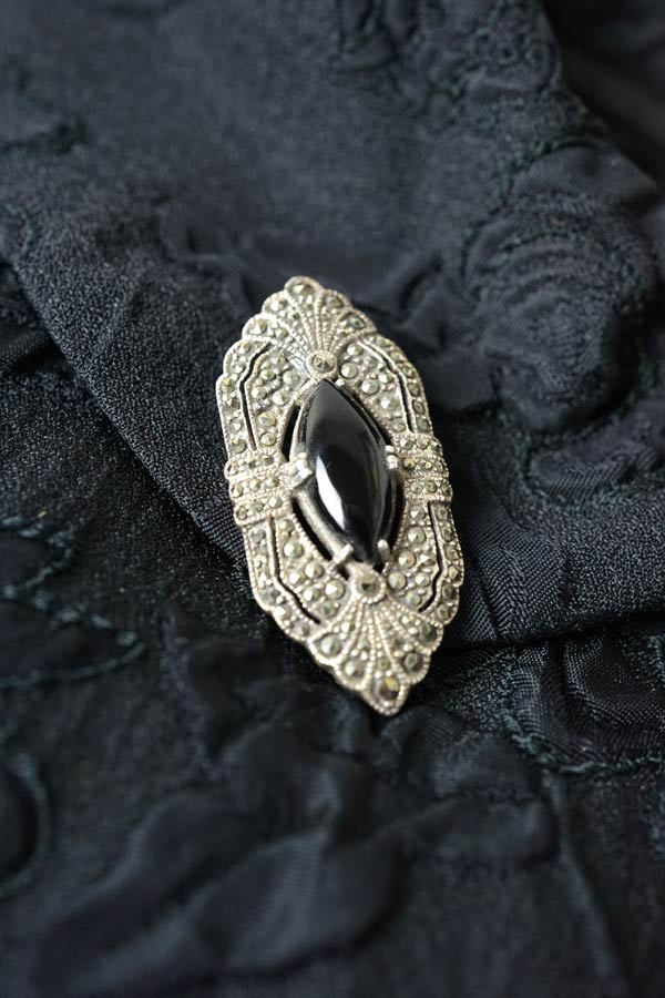 スターリングシルバーにマーカサイトとオニキスのブローチ1950-60年代  